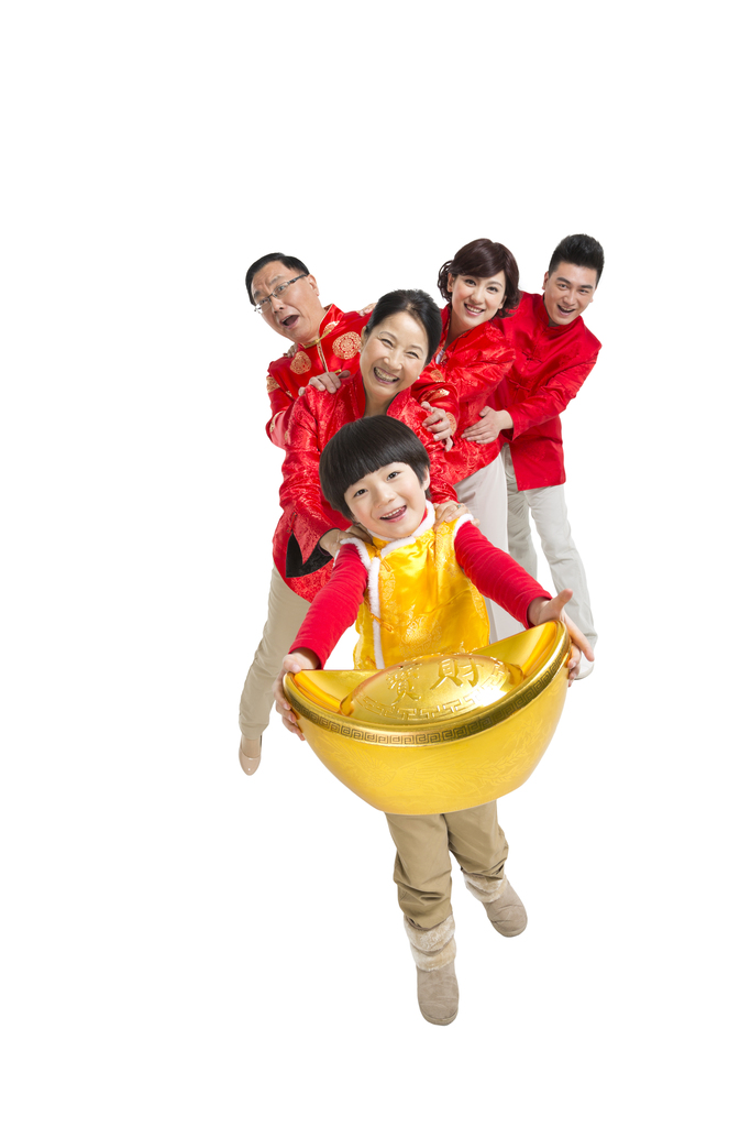 棚拍中国新年快乐的唐装家庭抱着元宝