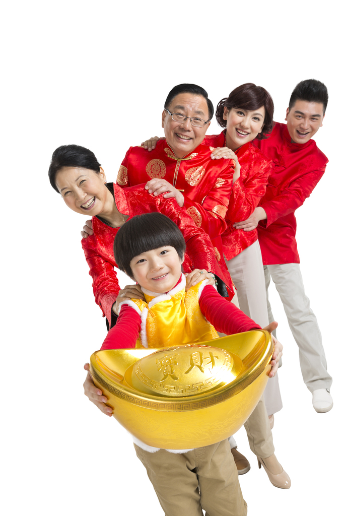 棚拍中国新年快乐的唐装家庭抱着元宝图片