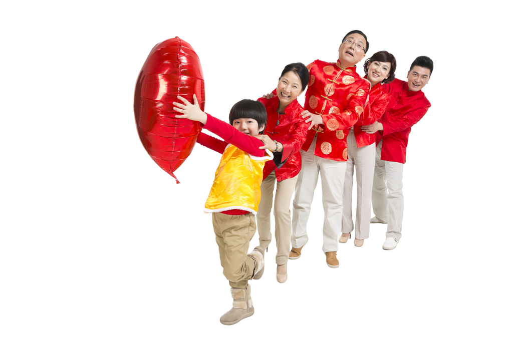 棚拍中国新年快乐的唐装家庭捧红色心形气球图片