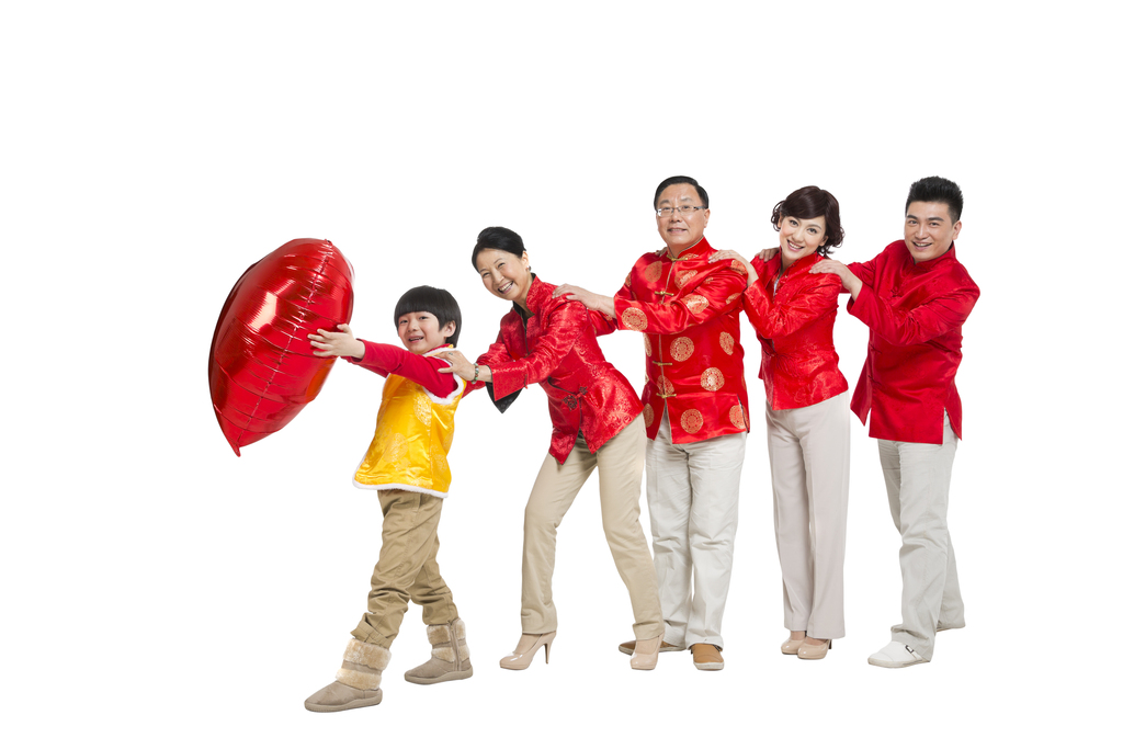 棚拍中国新年快乐的唐装家庭捧红色心形气球图片