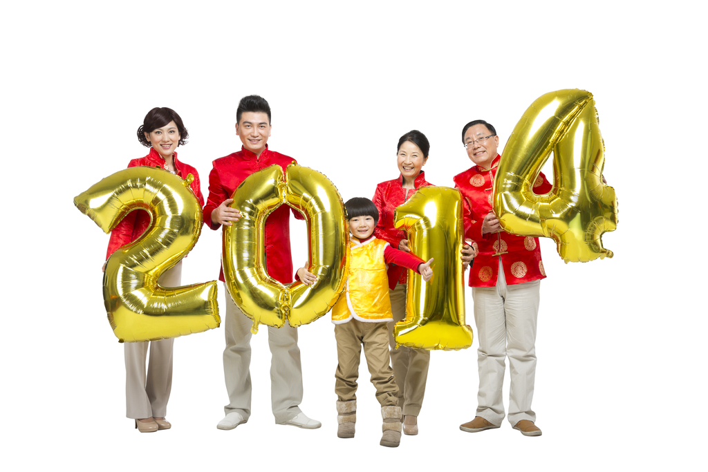 棚拍中国新年快乐的唐装家庭拿着数字气球
