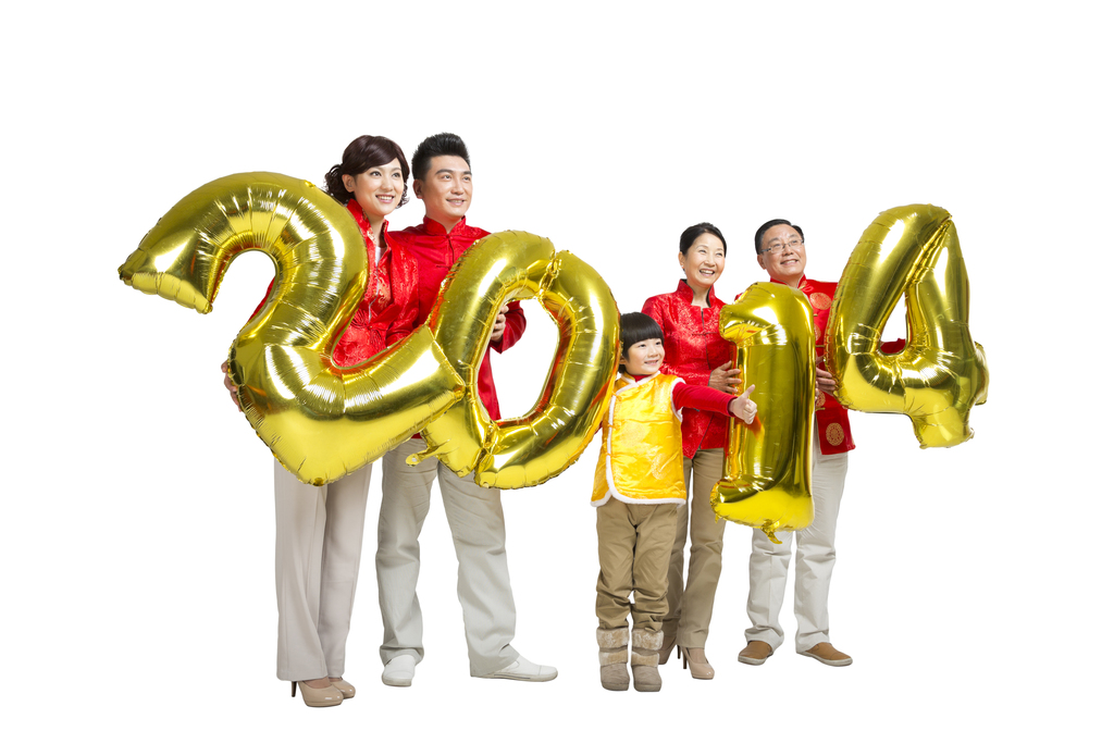 棚拍中国新年快乐的唐装家庭拿着数字气球图片