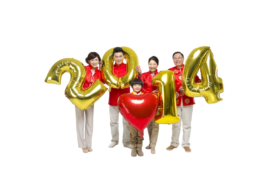 棚拍中国新年快乐的唐装家庭拿着数字气球图片