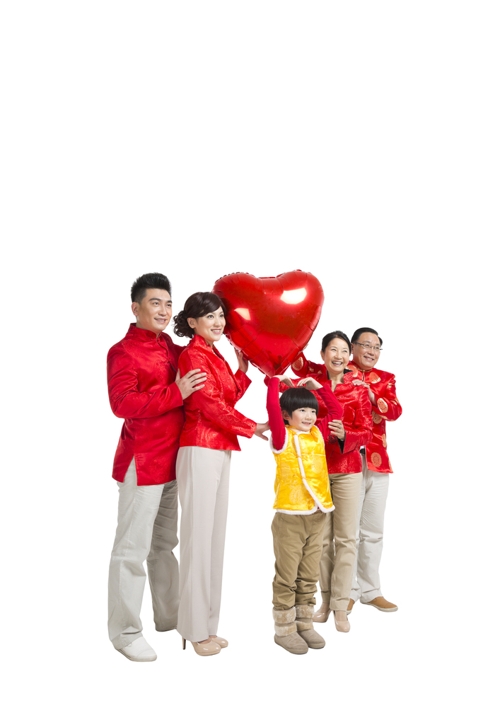 棚拍中国新年快乐的唐装家庭拿着红色桃心气球图片