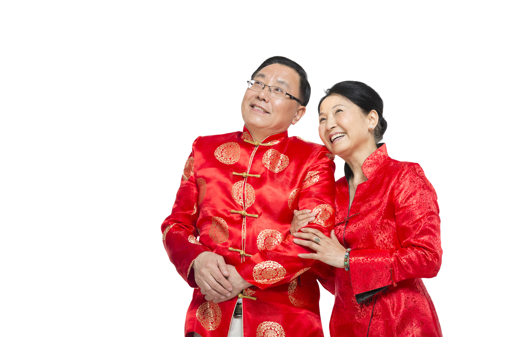 棚拍中国新年快乐的唐装老年夫妻图片