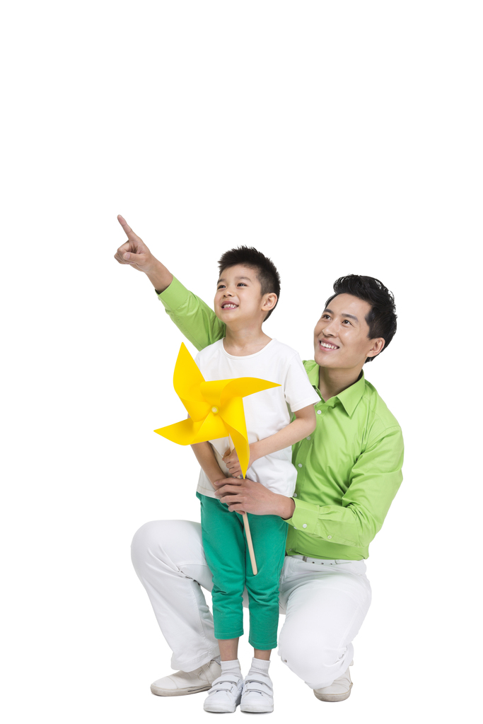 穿绿色衬衫的青年男人和小男孩图片