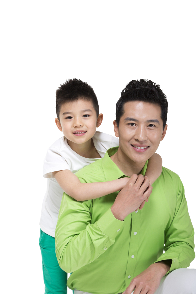穿绿色衬衫的青年男人和小男孩图片