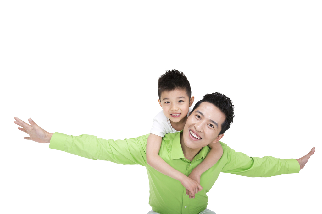 穿绿色衬衫的青年男人和小男孩图片