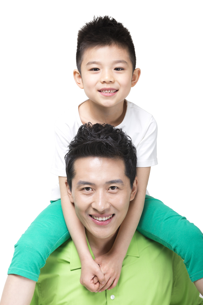 穿绿色衬衫的青年男人和小男孩图片