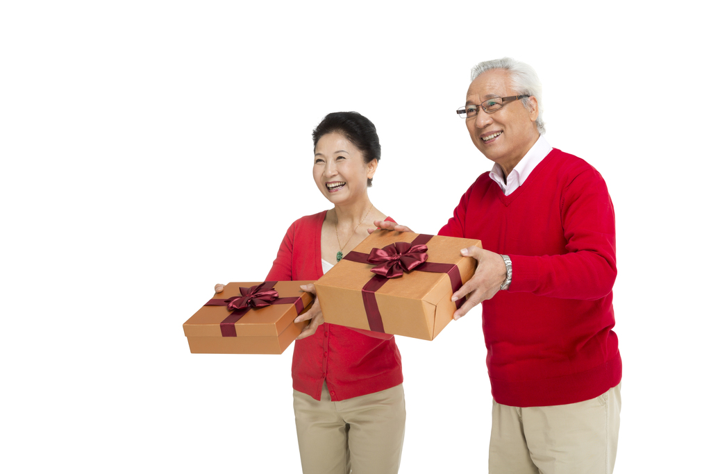 棚拍老年人抱着礼盒图片
