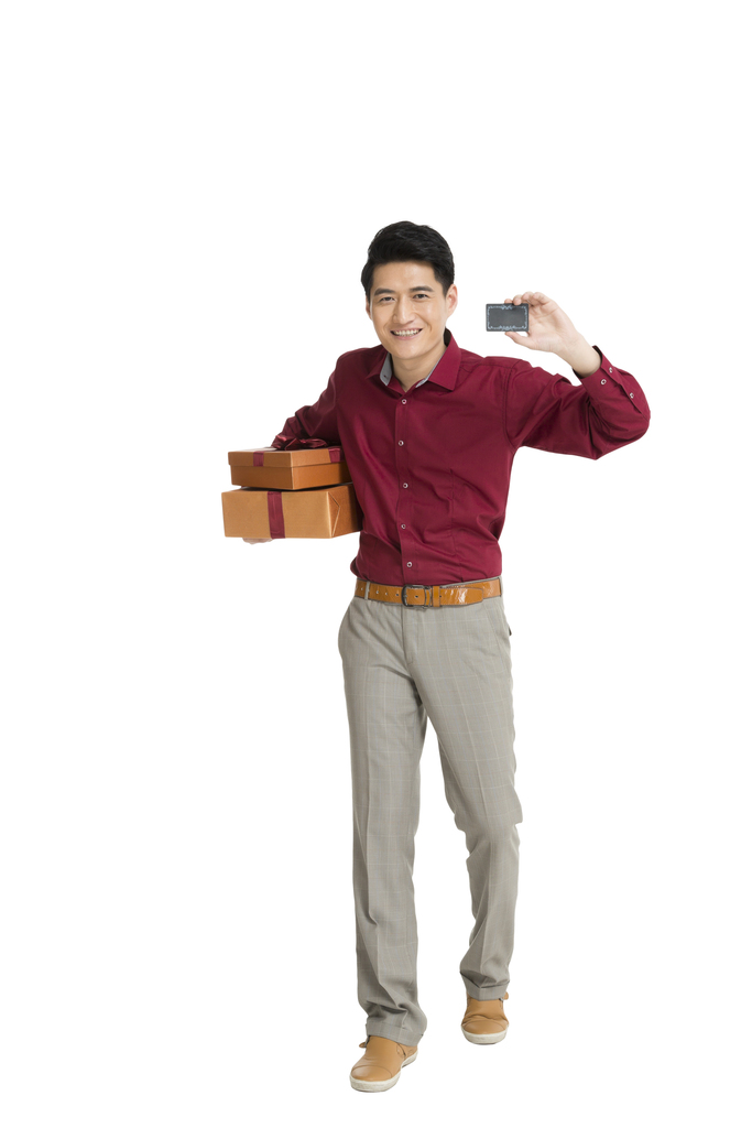 棚拍年轻男人拿着礼盒和银行卡