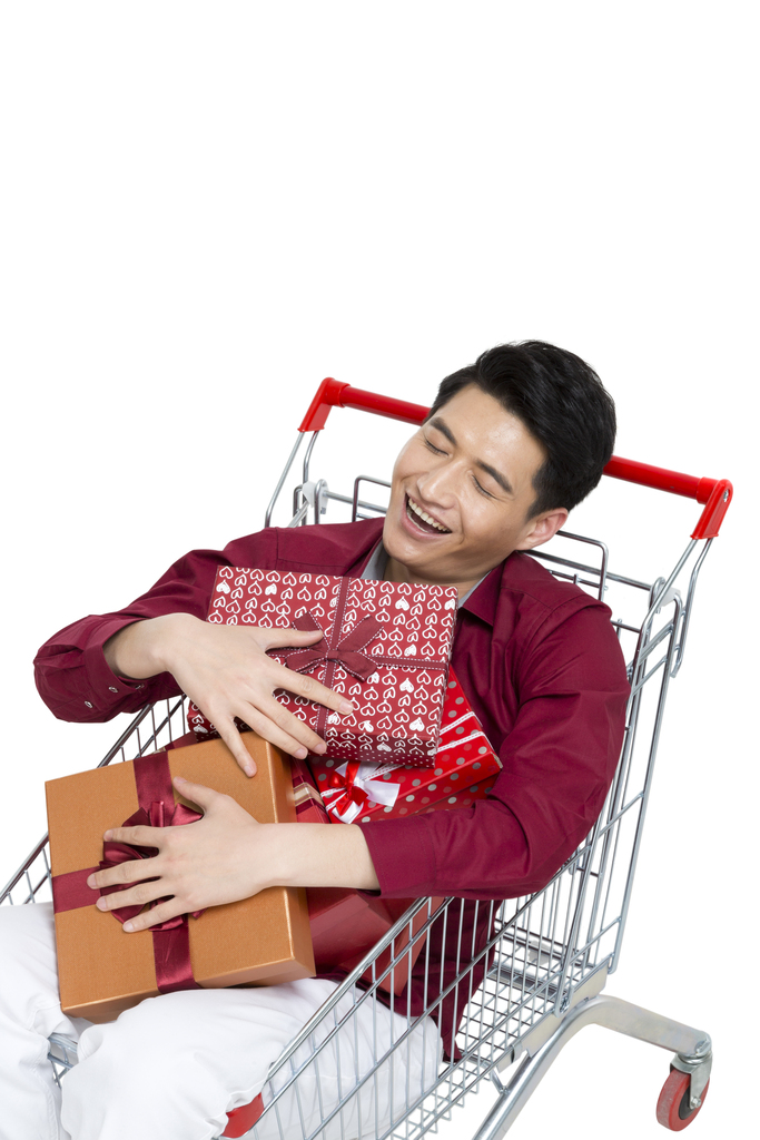 棚拍年轻男人坐在购物车里图片
