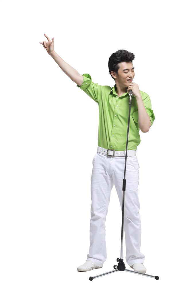 棚拍时尚活力年轻人对着麦克风唱歌图片