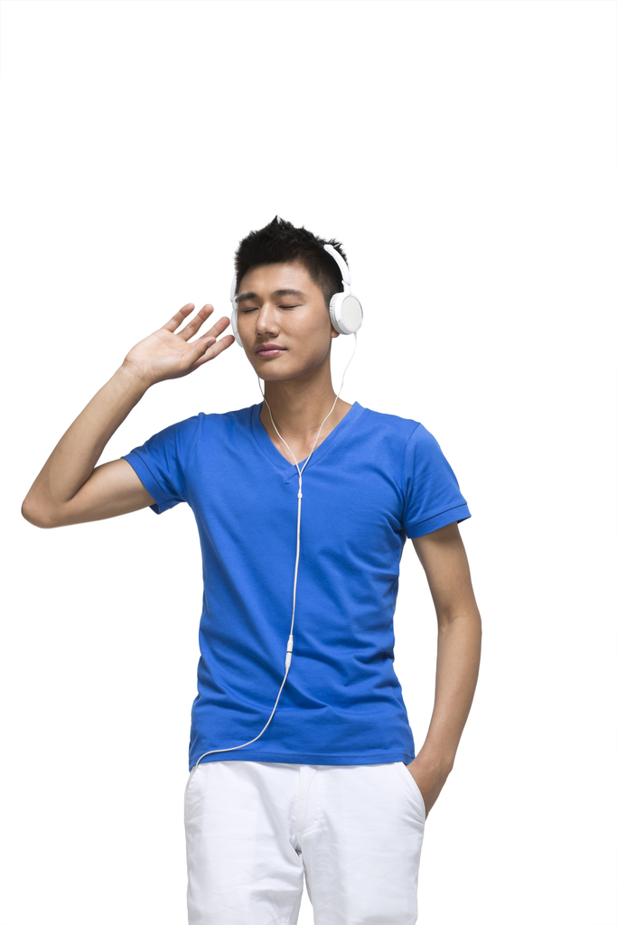 棚拍时尚活力年轻人戴耳机听音乐图片