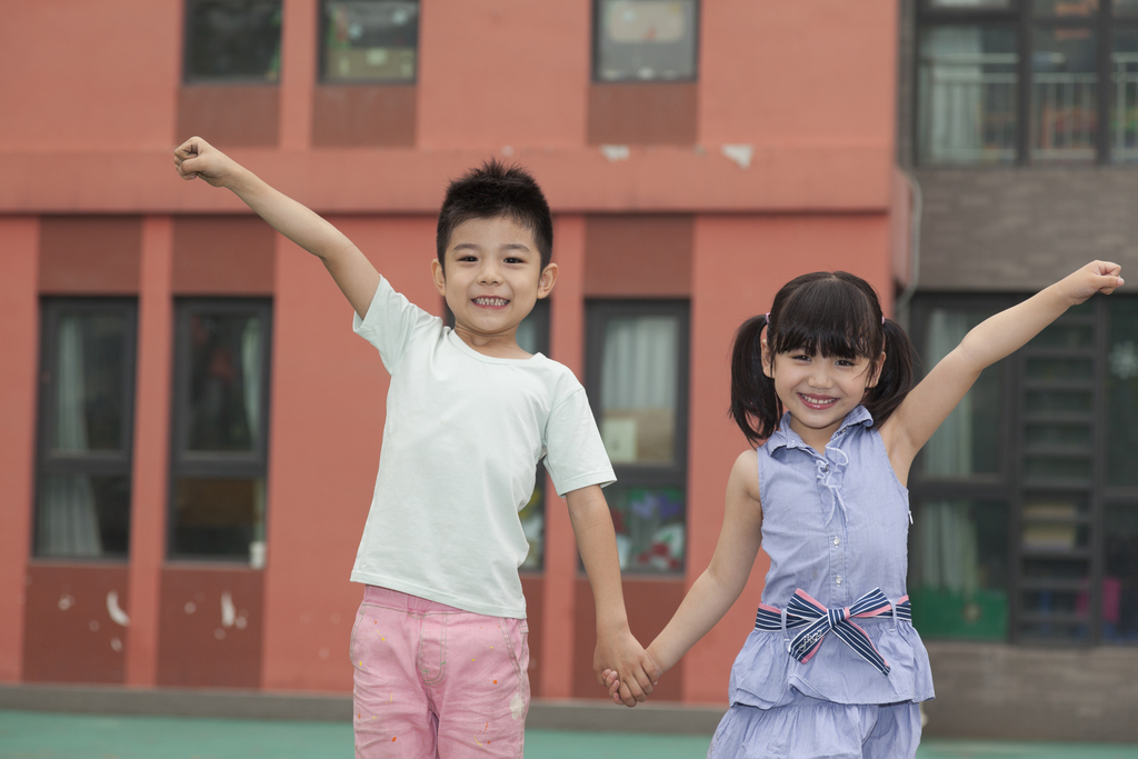 儿童手拉手在幼儿园