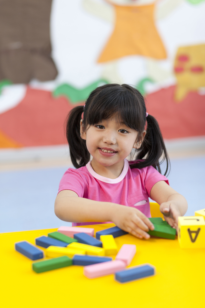 幼儿园儿童玩积木图片