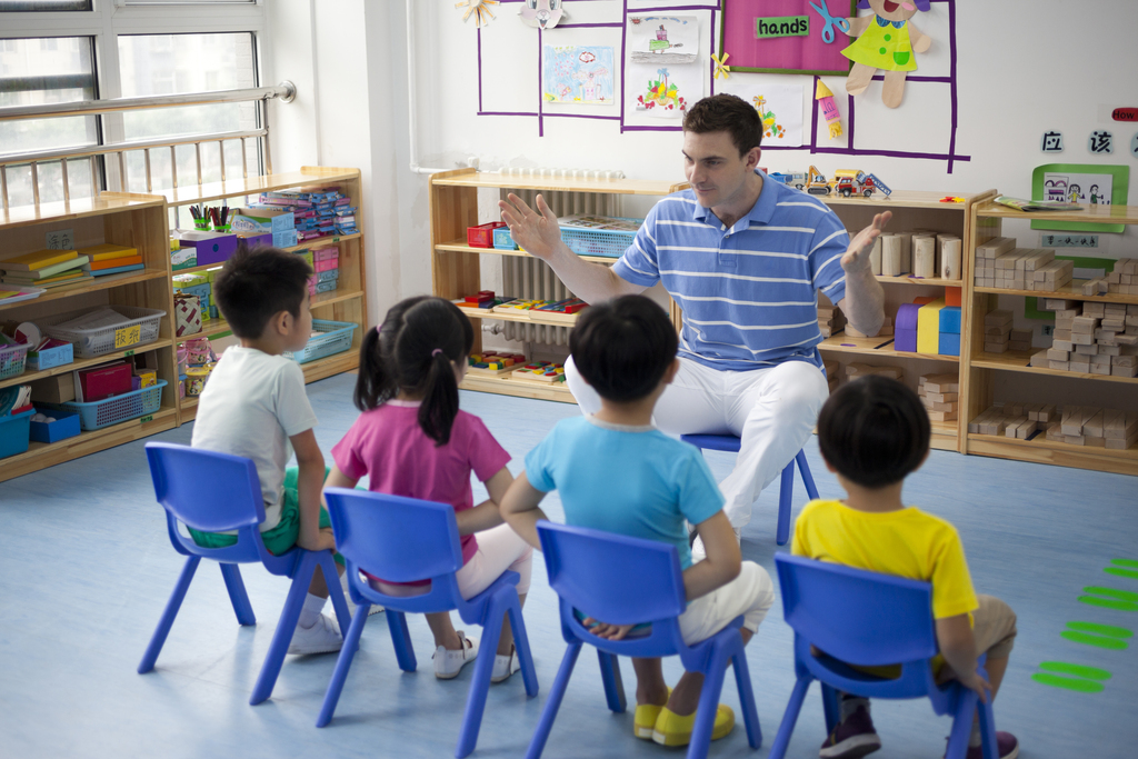 幼儿园外教男老师给小朋友们上课