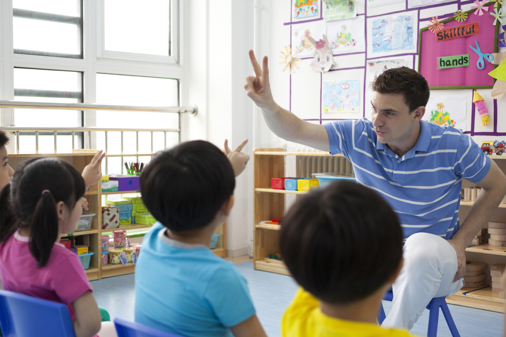 幼儿园外教男老师给小朋友们上课图片