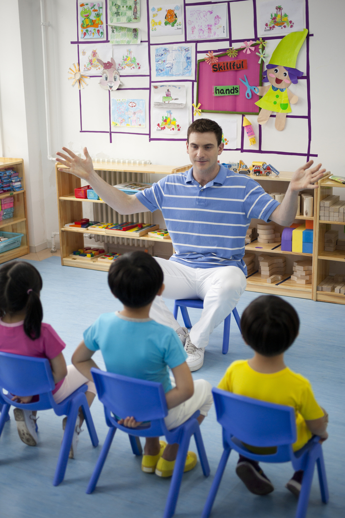 幼儿园外教男老师给小朋友们上课图片