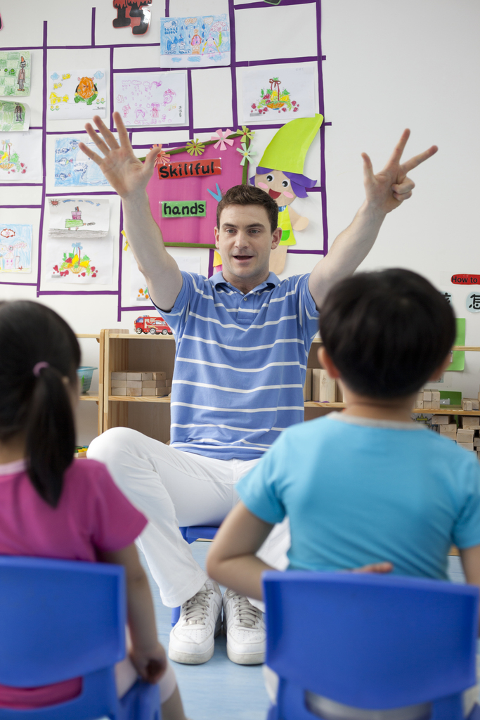 幼儿园外教男老师给小朋友们上课