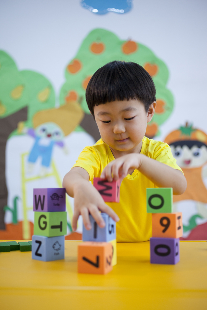 幼儿园儿童玩积木图片