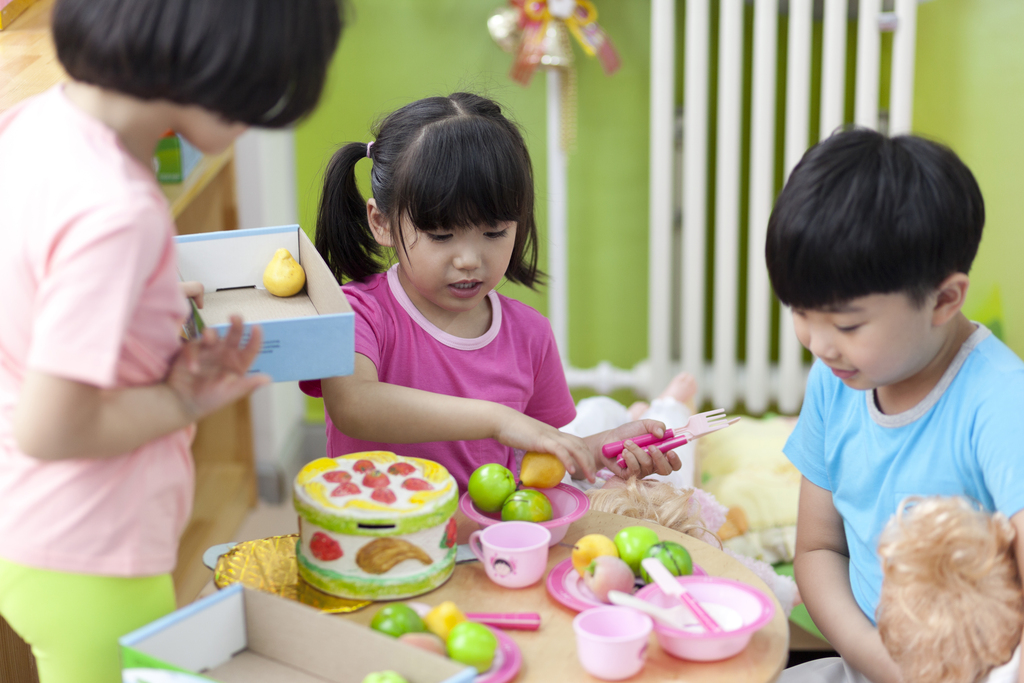 幼儿园儿童一起玩玩具图片