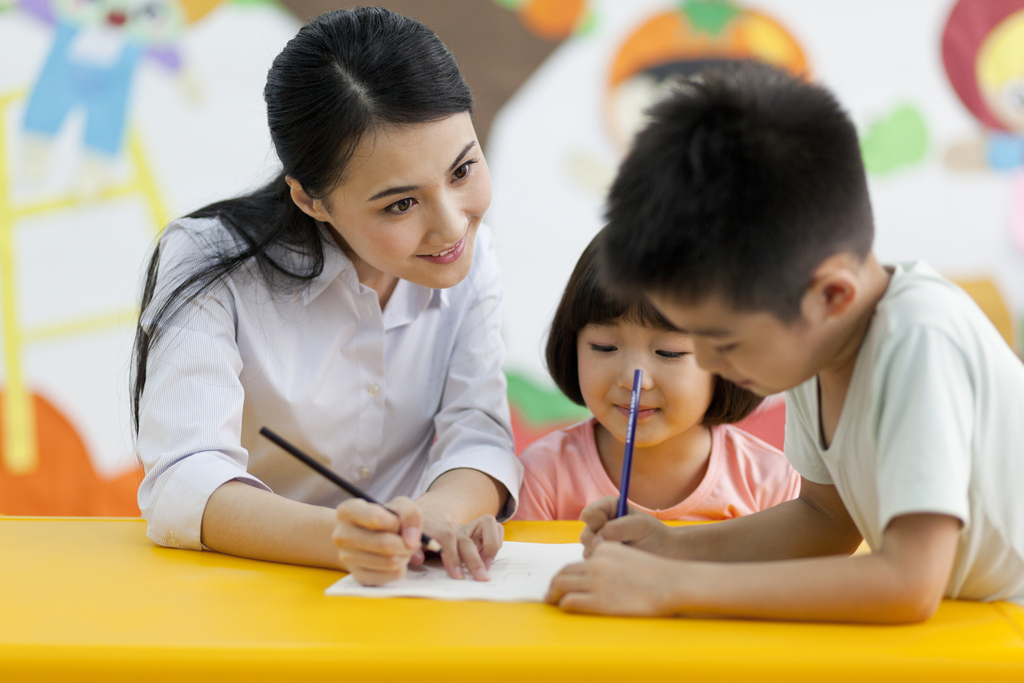 幼儿园老师辅导儿童学习图片