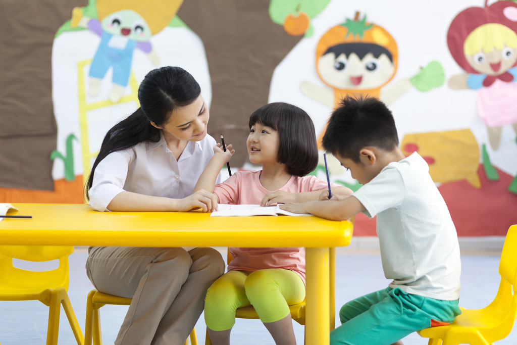 幼儿园老师辅导儿童学习