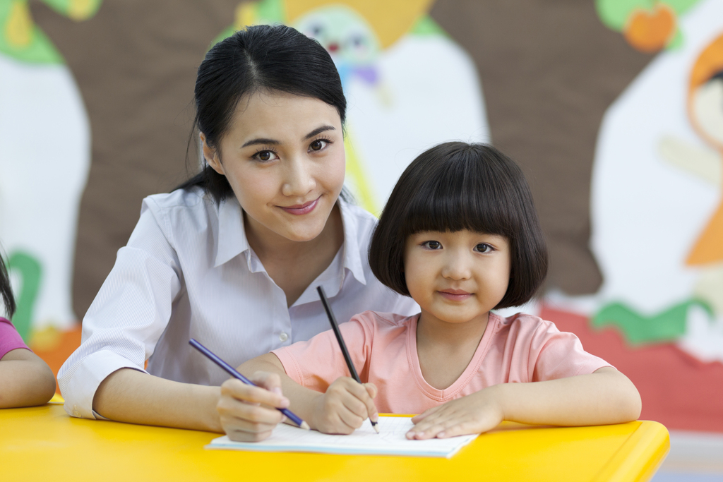 幼儿园老师辅导儿童学习图片