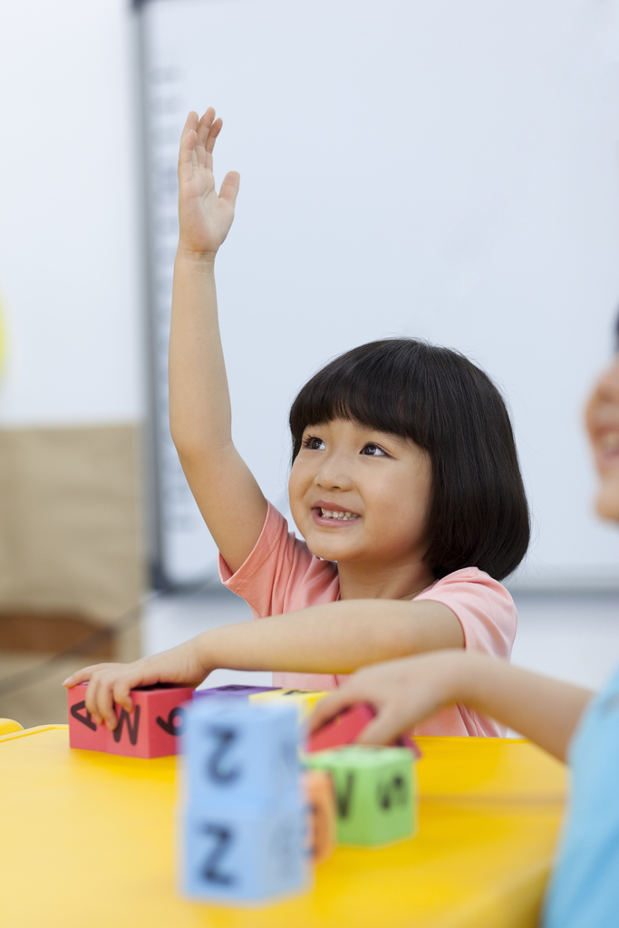 幼儿园儿童举手回答问题