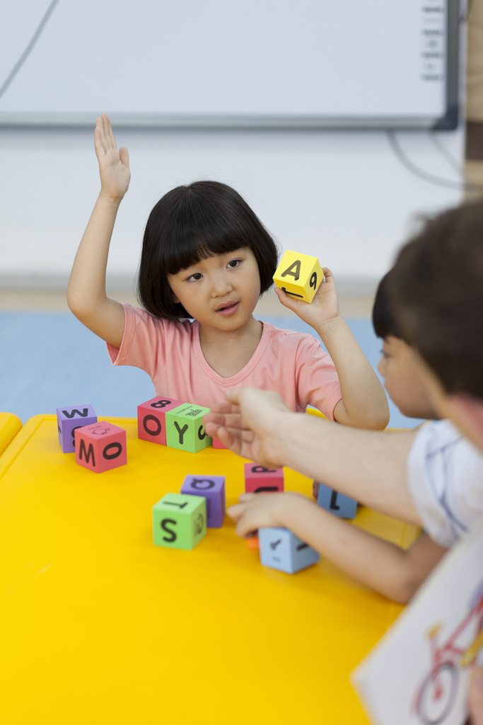 幼儿园儿童举手回答问题