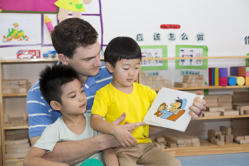 幼儿园外教男老师教儿童读英文卡片