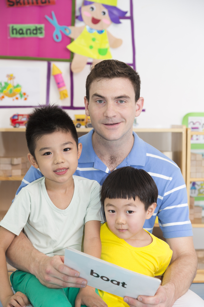 幼儿园外教男老师教儿童读英文卡片图片