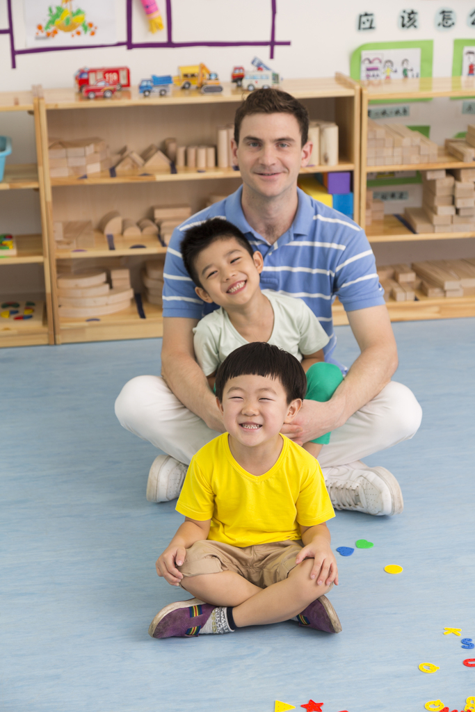 幼儿园外教男老师和儿童在一起图片