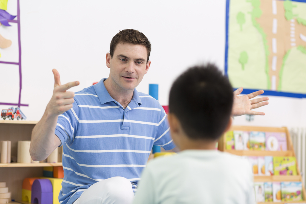 幼儿园外教男老师给儿童上课图片