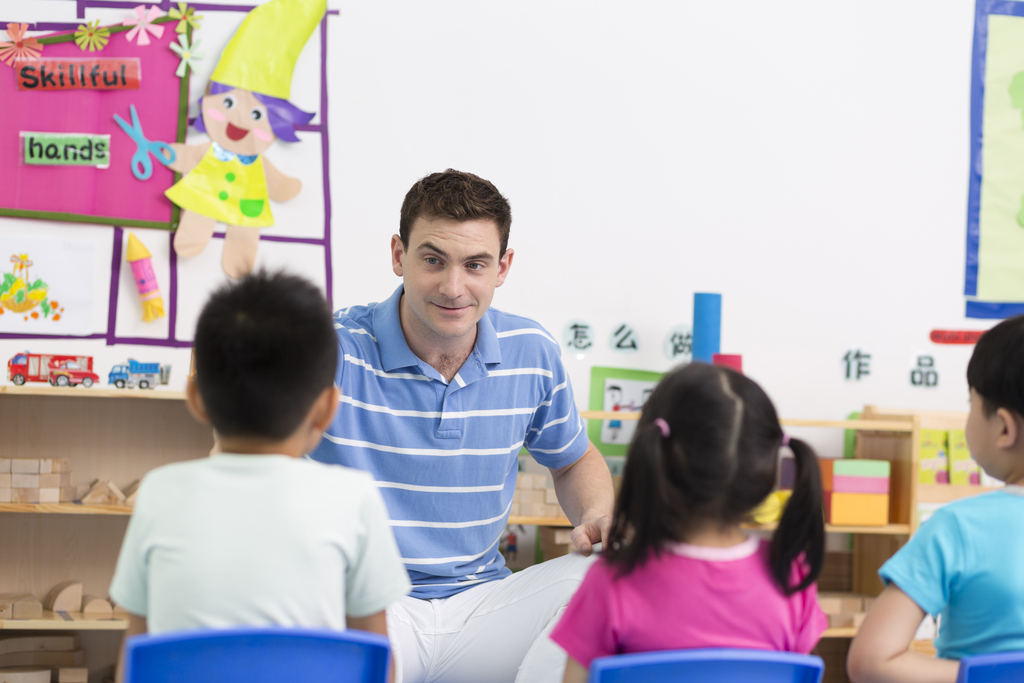 幼儿园外教男老师给儿童上课图片