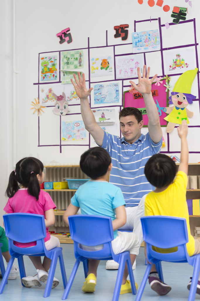 幼儿园外教男老师给儿童上课图片