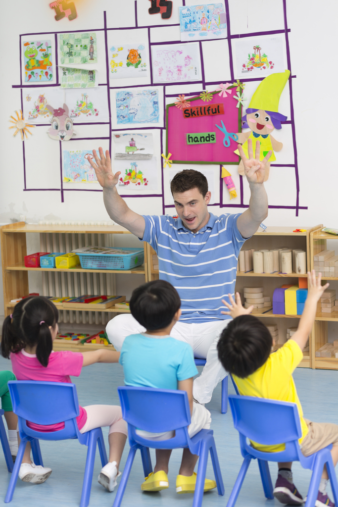 幼儿园外教男老师给儿童上课图片