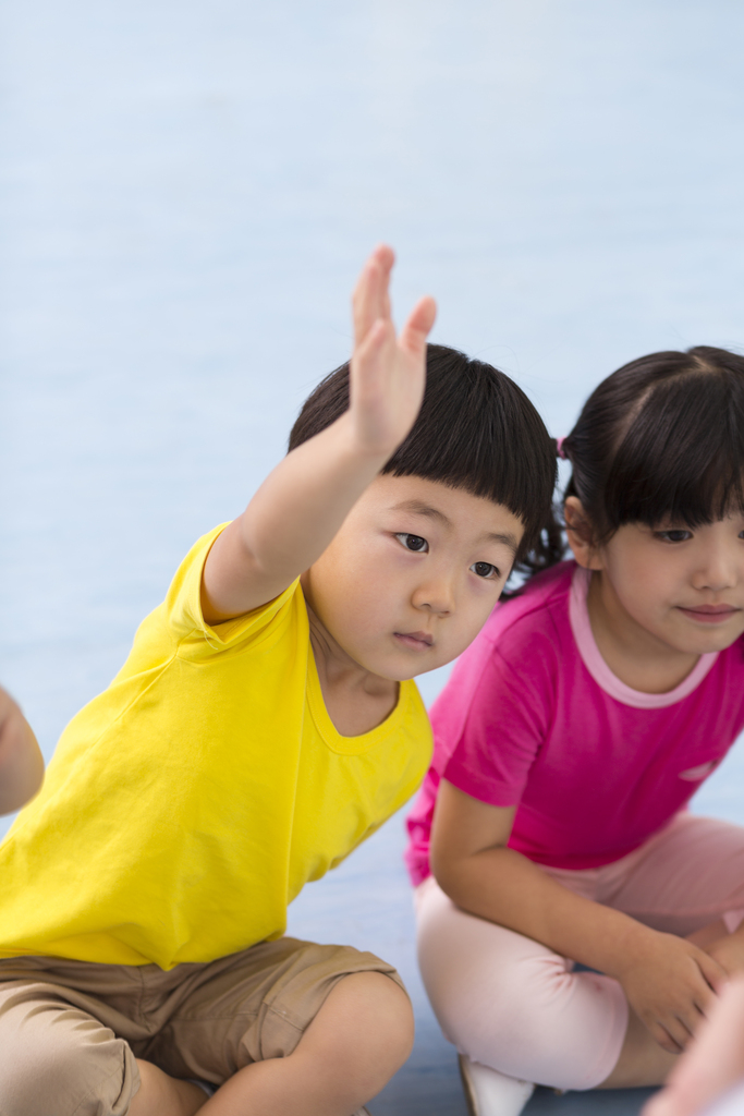 幼儿园儿童上课举手回答提问