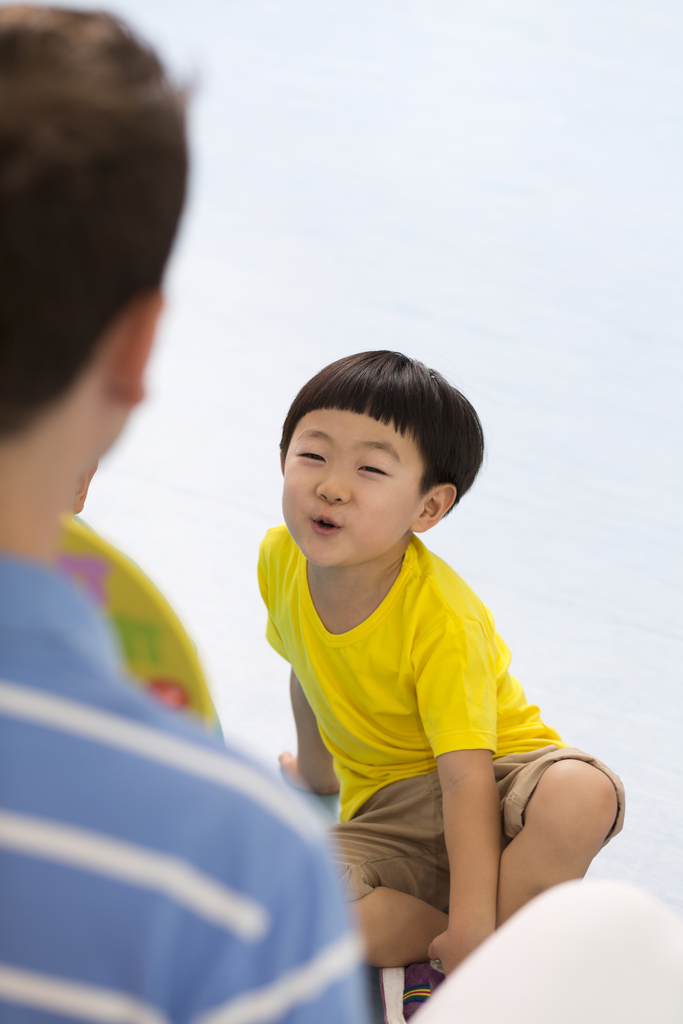 幼儿园外教男老师给儿童上课图片