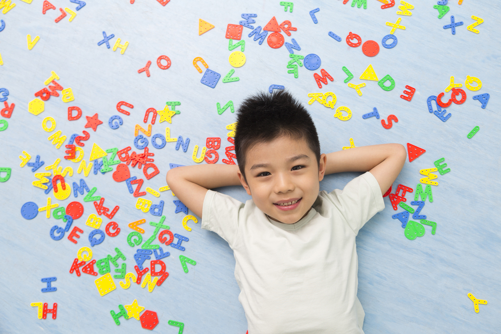 幼儿园儿童躺在地板上微笑图片