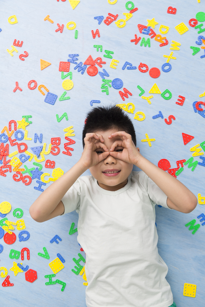 幼儿园儿童躺在地板上微笑图片