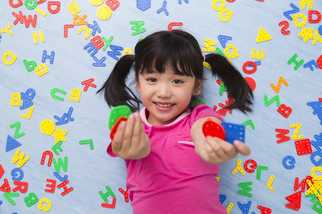 幼儿园儿童躺在地板上微笑图片