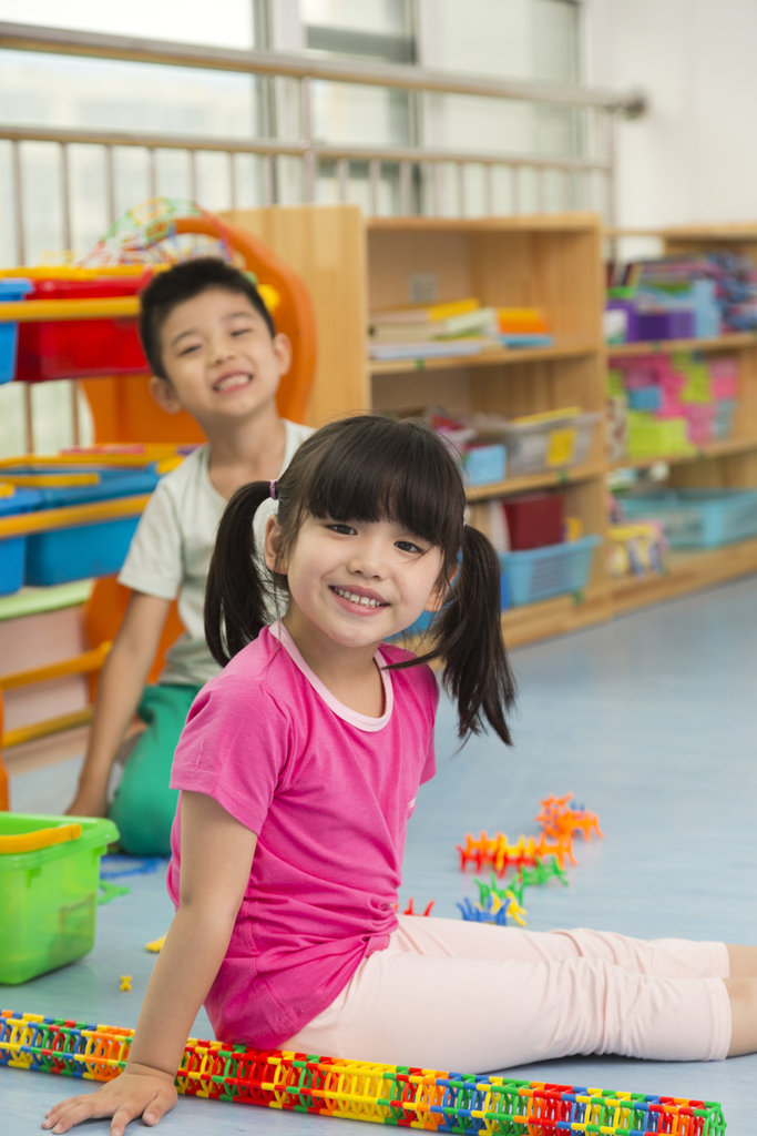 幼儿园儿童坐在地板上玩图片