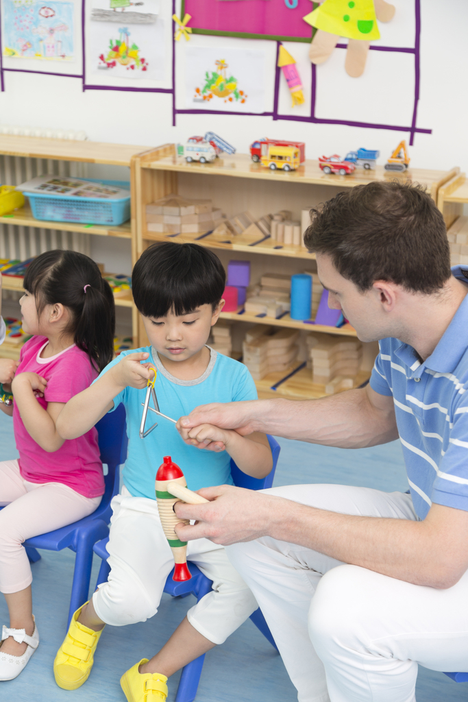 幼儿园老师和儿童一起演奏乐器图片