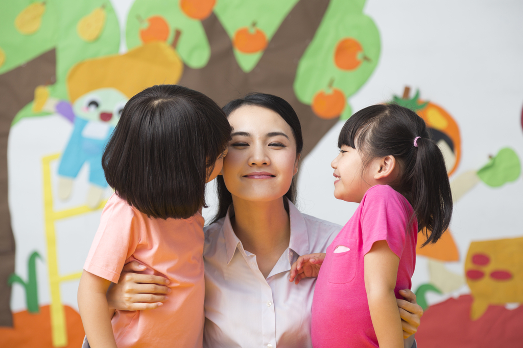 幼儿园老师和儿童亲密的在一起图片