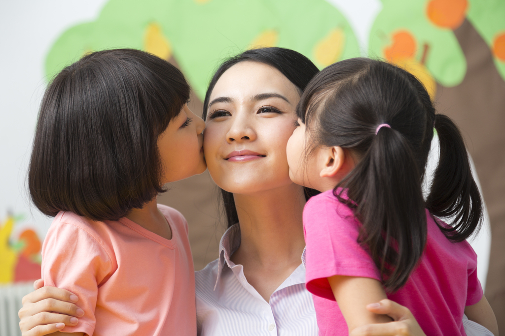 幼儿园老师和儿童亲密的在一起图片