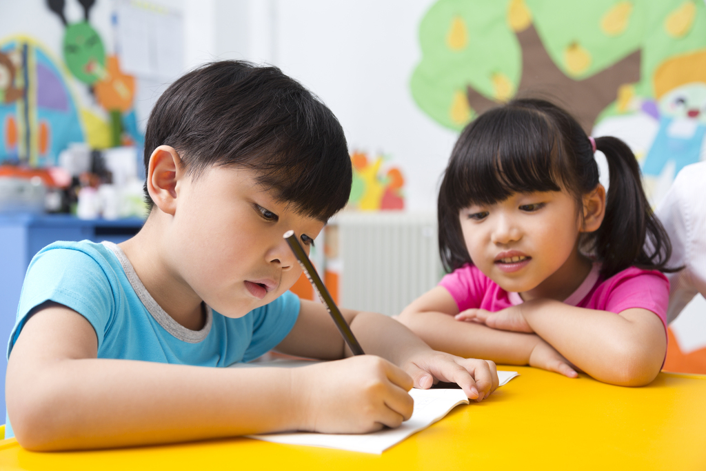 幼儿园儿童在一起学习图片