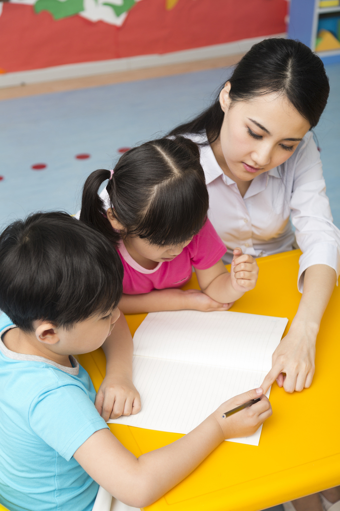 幼儿园老师辅导儿童学习图片