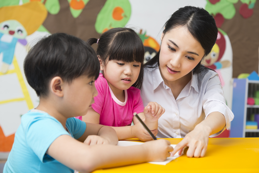 幼儿园老师辅导儿童学习图片